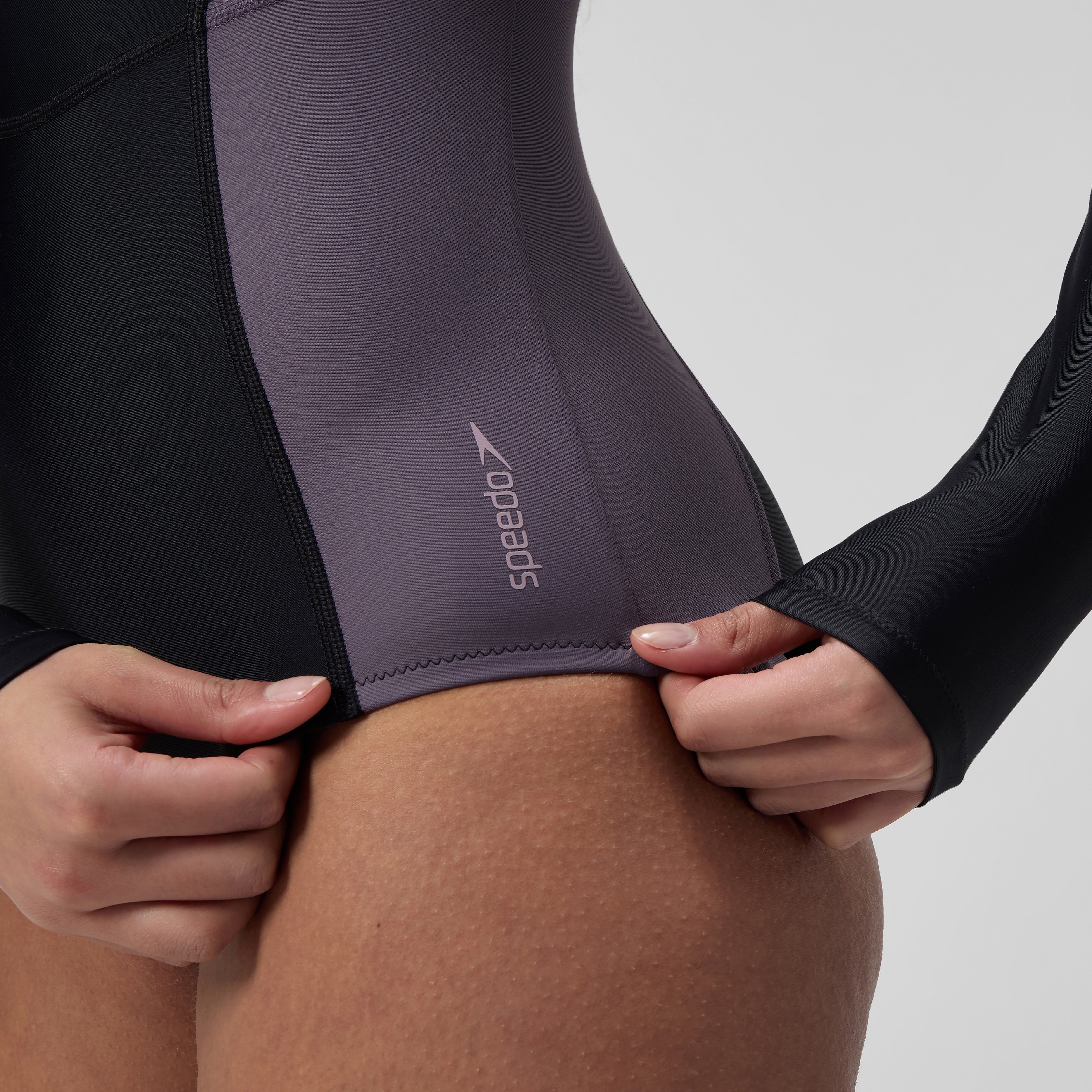 S*様 speedo スポーツ用水着 グレー ブラック Women's Long Sleeve Zip Back Swimsuit Black/Dark Grey | Speedo